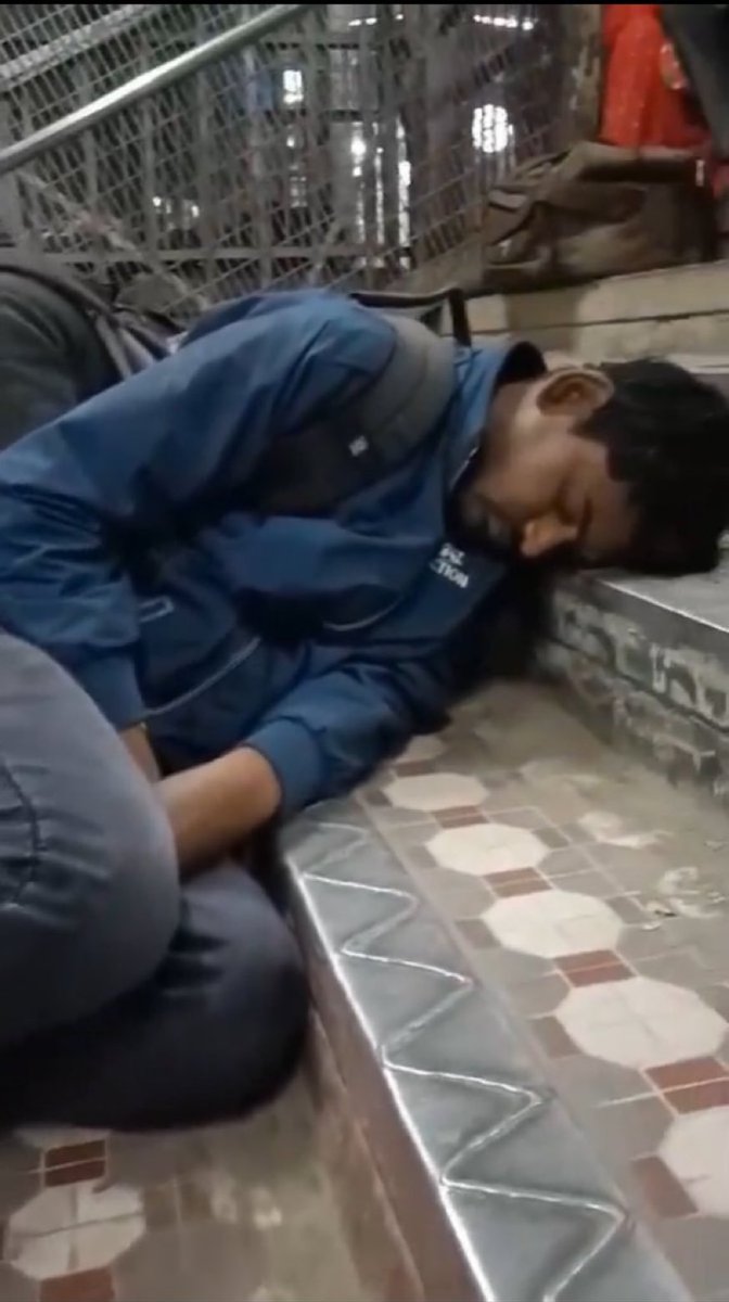 kaankit's tweet image. संघर्ष की इससे बड़ी तस्वीर क्या हो सकती है!!💔

अभ्यर्थियों का दिल तब टूटता जब इतने हाड़-तोड़ संघर्ष और जद्दोजहत के बाद पेपर लीक की खबरे आती हैं।

बच्चों का क्या कसूर है?

सरकार को लाखों अभ्यर्थियों के हितों के बारे में जरूर सोचना चाहिए। इन बच्चों की तपस्या व्यर्थ नही जानी चाहिए।…