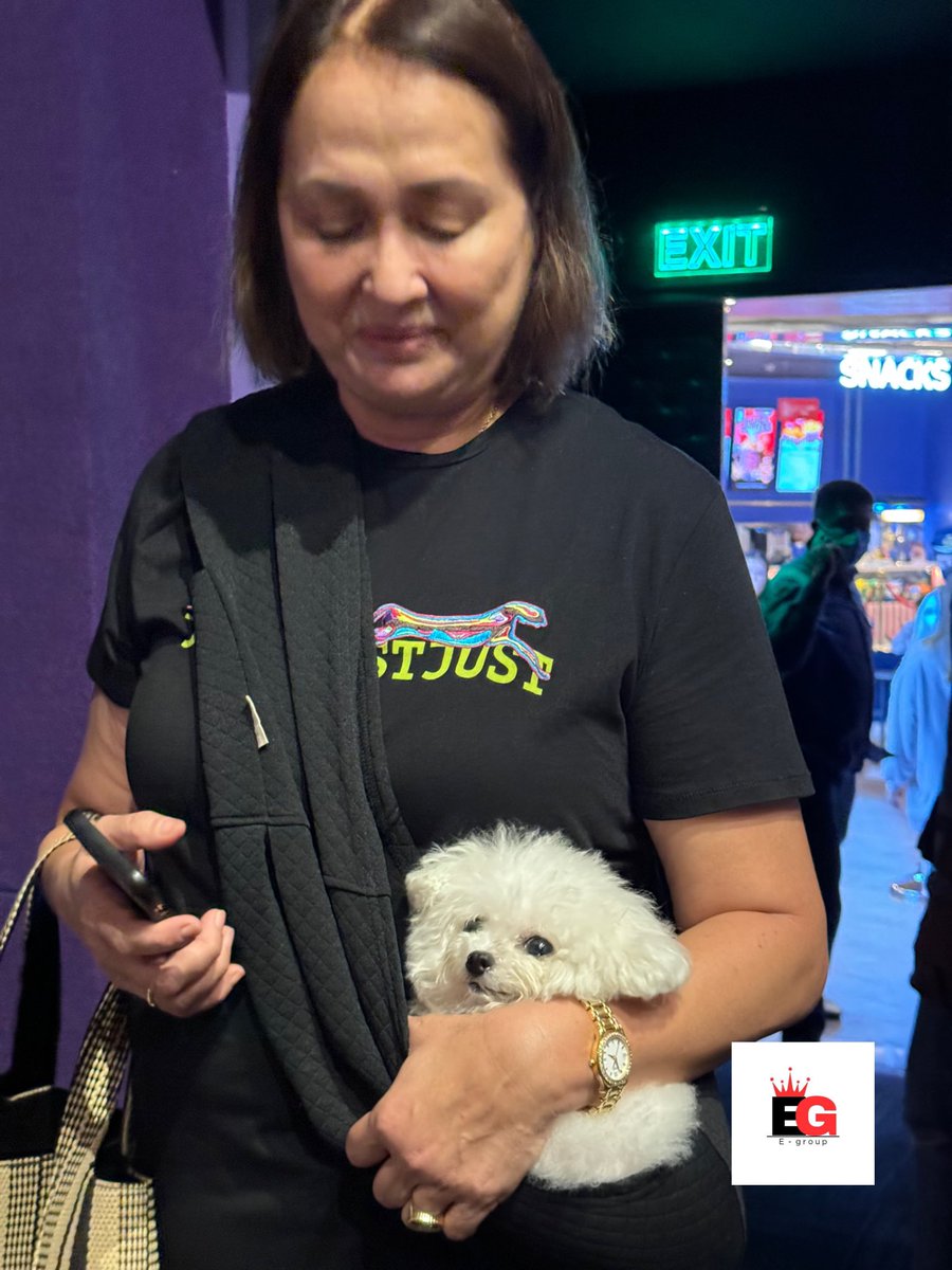 Egroup24's tweet photo. VVIP GUESTS
Big Bird 🤝 Small Dog

Mama Bambi and Millie came by yesterday’s block screening at SM Aura Director’s Club.

#EnriqueGil 
#IAmNotBigBird https://t.co/VfUMgvvJNo