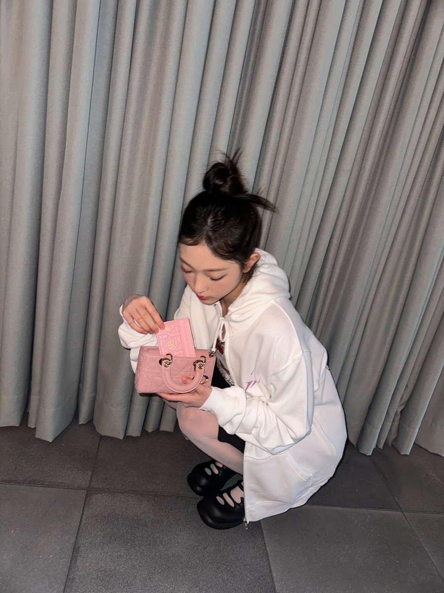 NewJeans_ADOR's tweet image. 👛

#광고 #Dior @Dior
#NewJeans #뉴진스 #HAERIN #해린