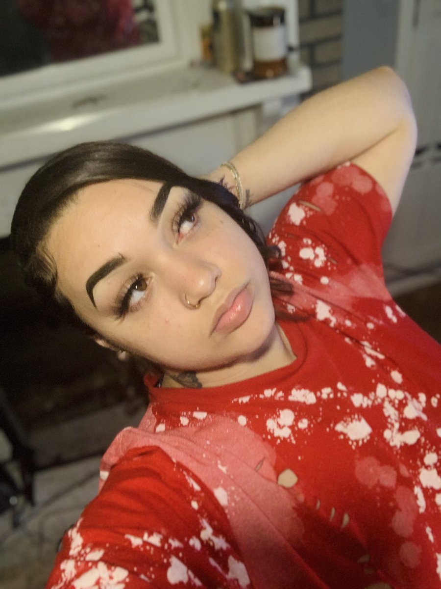 realmariahxo's tweet photo. im too pretty even with my big titties 🍒 https://t.co/I8QCgEgxVX