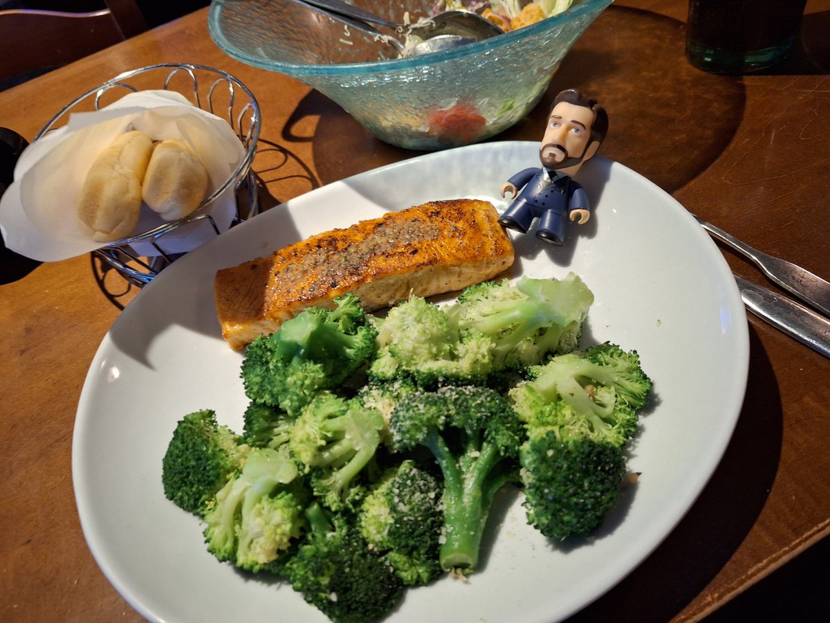 AlliCat028's tweet photo. Update I think some of this broccoli is bigger than Chilton. 😭😭😭😭😭 #adventurewithchilton #REE #ShortGuyProblems https://t.co/xsDNRT7b5L