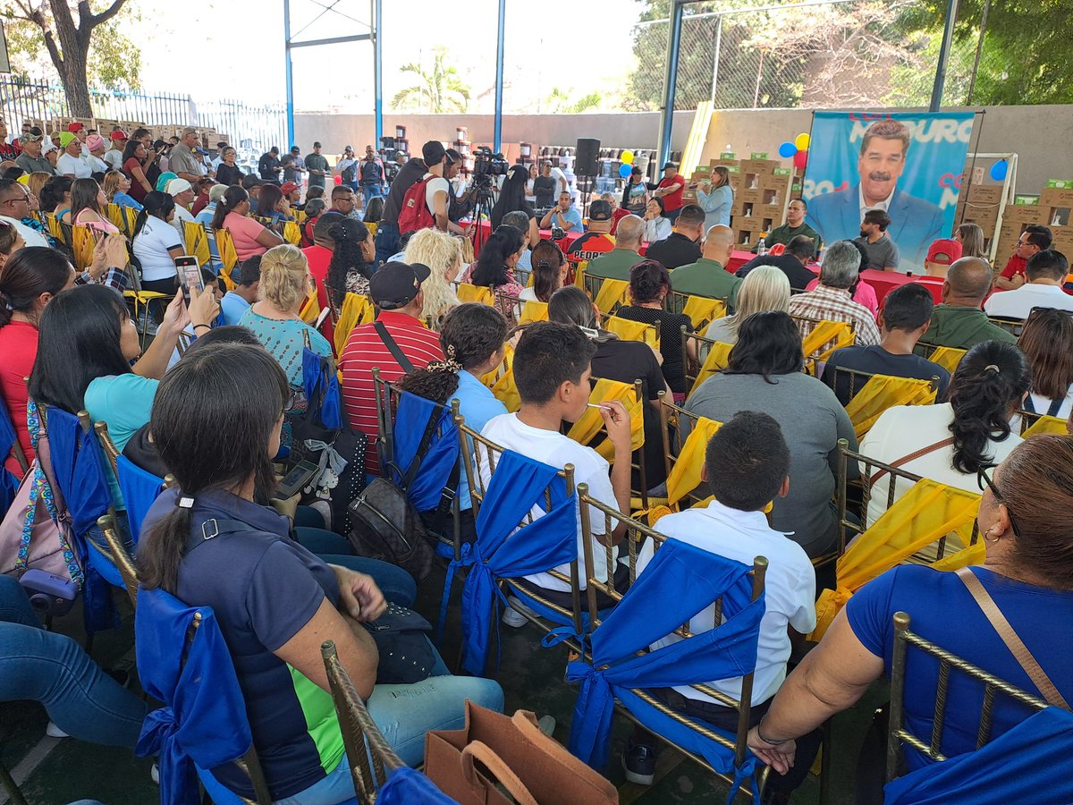 nnotivenezuela's tweet photo. Desde la UEN Carlos Manuel Arrieta junto a la Min. del @MPPEDUCACION @_LaAvanzadora y la Gob. @Soykarinacarpio a través del 1X10 del Buen Gobierno se atendieron 50 instituciones educativas gracias al Pdte. @NicolasMaduro
#TrabajamosPorElFuturo 
@MPPEDUCACION 
@CDCEAragua https://t.co/vkAH6K2kEe