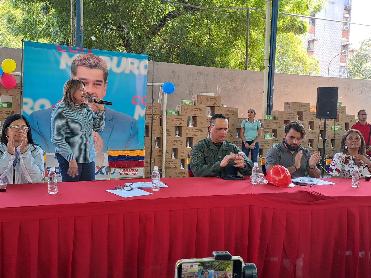 nnotivenezuela's tweet photo. Desde la UEN Carlos Manuel Arrieta junto a la Min. del @MPPEDUCACION @_LaAvanzadora y la Gob. @Soykarinacarpio a través del 1X10 del Buen Gobierno se atendieron 50 instituciones educativas gracias al Pdte. @NicolasMaduro
#TrabajamosPorElFuturo 
@MPPEDUCACION 
@CDCEAragua https://t.co/vkAH6K2kEe