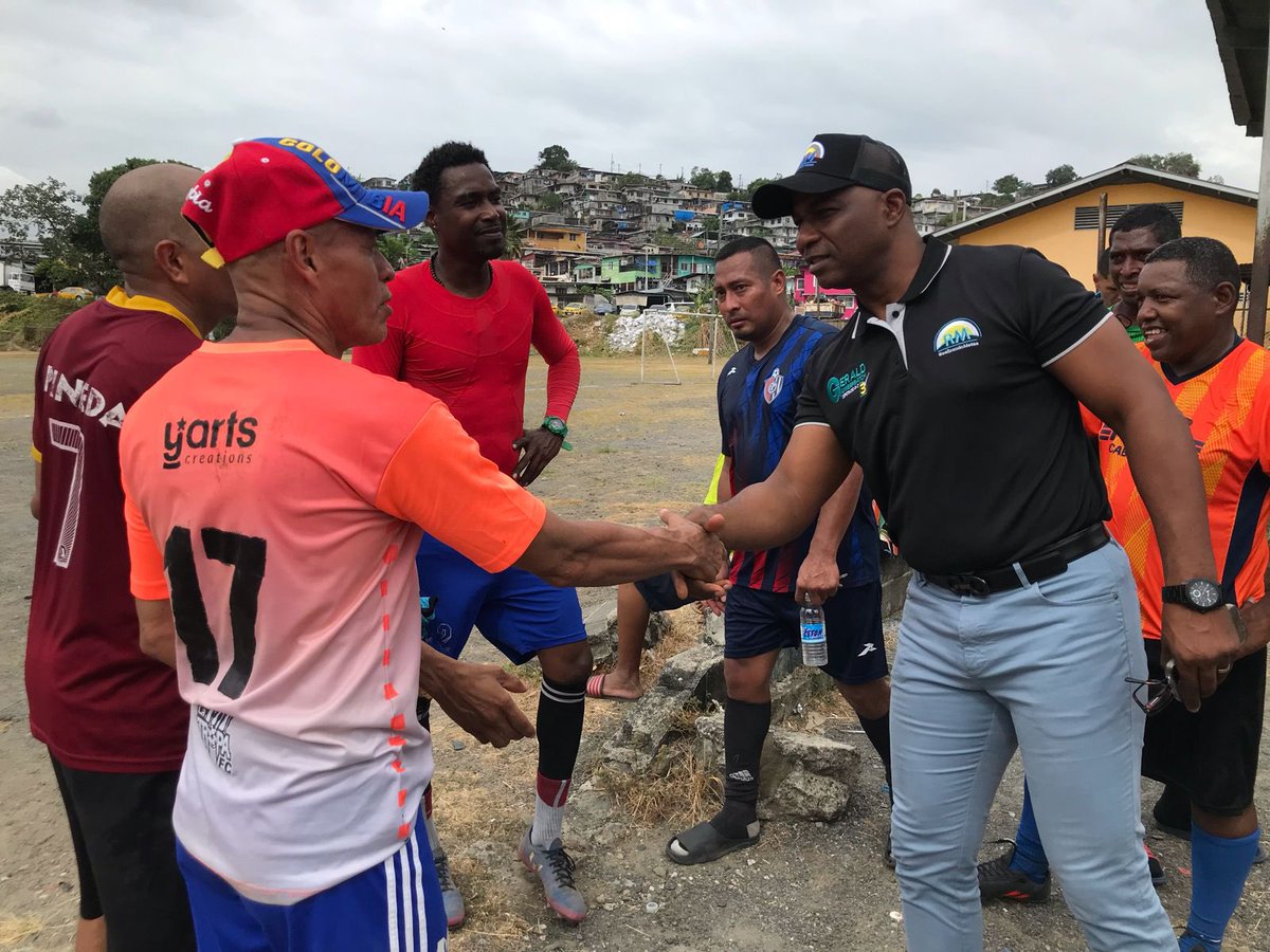 "Emocionante jornada con la visita de Gerald Cumberbatch, ex alcalde de San Miguelito y actual candidato a diputado, al sector El Martillo en Gelabert, cuna del primer gimnasio de boxeo. Su compromiso con el desarrollo de nuestras comunidades resuena fuerte.  #GeraldCumberbarch