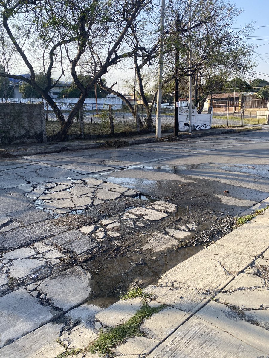 joselo60's tweet photo. @Cicmty Hace mes y medio reporte una fuga en alcantarilla a AyDM en Quinta Avenida entre Prolongación Modesto Arreola y Washington,Col. Deportivo Obispado y no la han solucionado. Dice AyDM que requiere permiso del municipio para abrir y reparar la tubería. Despide olores fétidos https://t.co/sKYHNm1ZJe