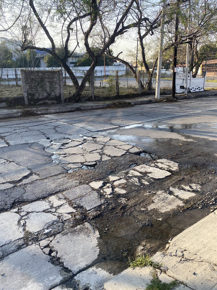 joselo60's tweet photo. @ayd_monterrey Hace mes y medio reporte una fuga en alcantarilla a AyDM en Quinta Avenida entre Prolongación Modesto Arreola y Washington, Col. Deportivo Obispado y no la han solucionado. Dice AyDM que requiere permiso del municipio para abrir y reparar la tubería. https://t.co/KZgKHCsxL9