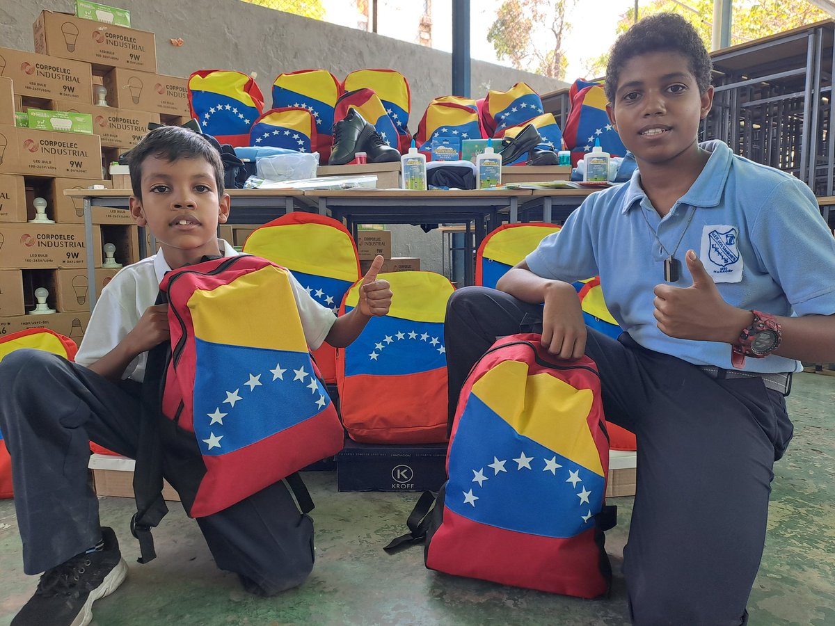 CDCEAragua's tweet photo. ¡Aragua Es Educación!

A través del Sistema 1x10 para el Buen Gobierno dotan 50 instituciones educativos del estado Aragua.

#TrabajamosPorElFuturo 
@NicolasMaduro 
@_LaAvanzadora 
@MPPEDUCACION 
@PiedadQuintana1 https://t.co/BezQ8lETXc