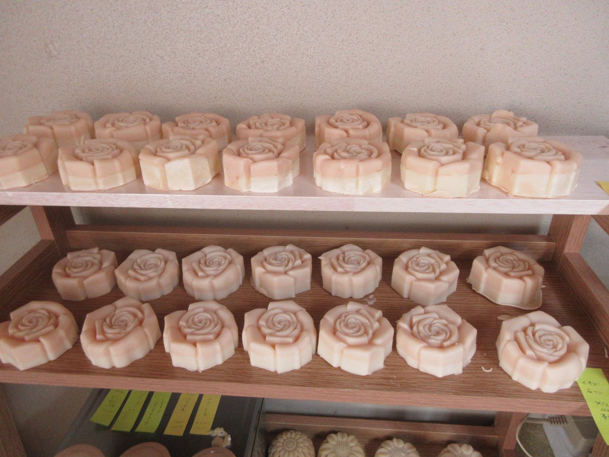 AquaH3o2's tweet image. もともとハンド・メイドが大好きだったリーダーのKさんは、何かにとりつかれたように”コールド・プロセス”という、やたらと時間のかかる製法の石鹸作りの研究にのめり込んでいったのでした。。💦
いろんなオイルを世界各地から輸入しては、効きそうなレシピを考える日々・・・。🤔