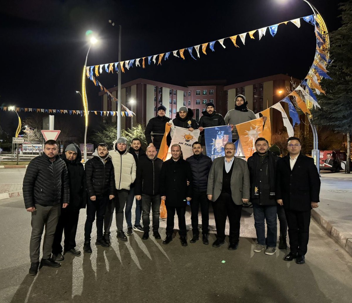 Sayın Cumhurbaşkanımız Recep Tayyip Erdoğan’ın şehrimizde muhteşem bir coşku ile karşılamak için hazırlıklarımız devam ederken, bayrak süsleme çalışmalarında bulunan genç kardeşlerimizi ziyaret ettik. 

31 Mart yerel seçimleri için canla başla çalışan teşkilatımızın her