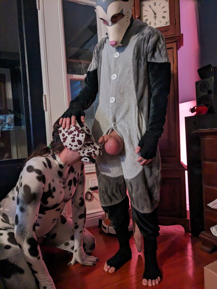 PeachOpossumAD's tweet photo. Pics from a dextrose infusion I did earlier today with skydrake. I love feeling these huge heavy nuts slap my legs 🤤🥴 https://t.co/27lXFlI7IS