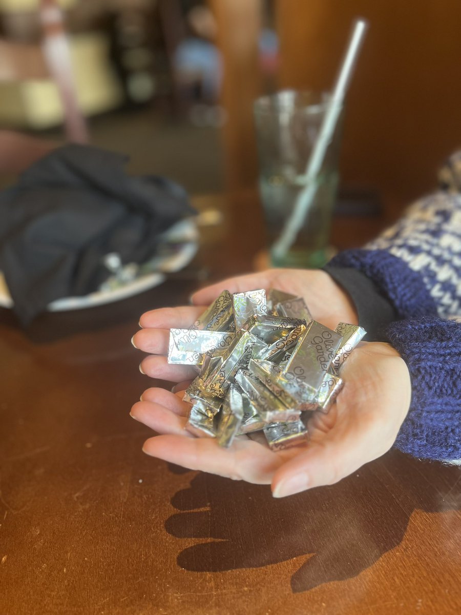 TheOtherLori's tweet image. When you ask your server for your chocolate &amp;amp; she brings you this! We shared with the little kids next to us. #olivegardenmints #sundayshenanigans