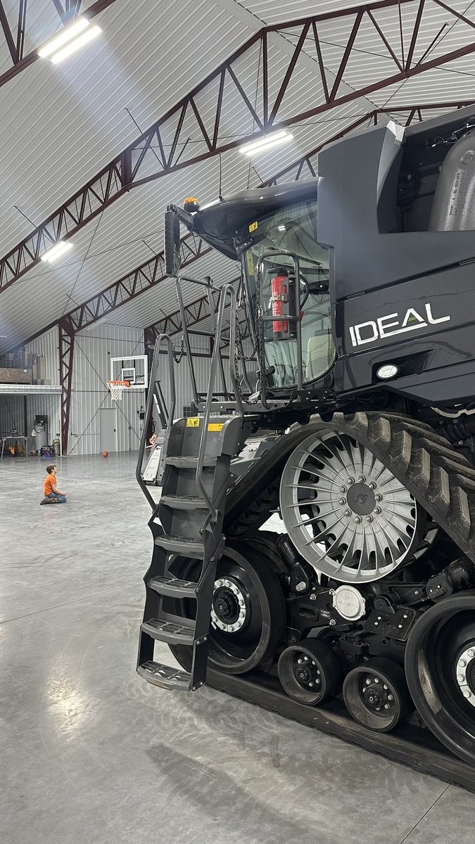 What an Ideal way to spend a Sunday evening. Basketball in the shop #imterribleatbasketball #fendt <a href="/Fendt_NA/">Fendt_NA</a>