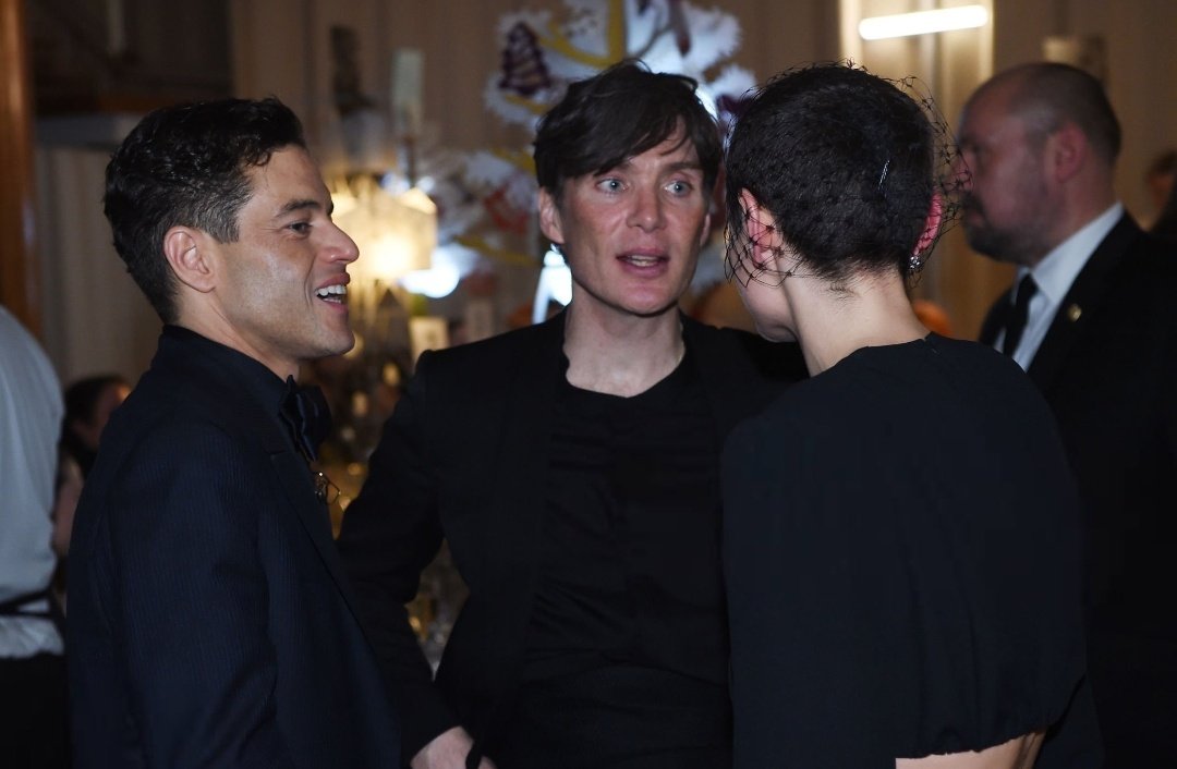 CorrinUpdates's tweet image. 📸 | Emma Corrin with Cillian Murphy and Rami Malek at the #BAFTAs !