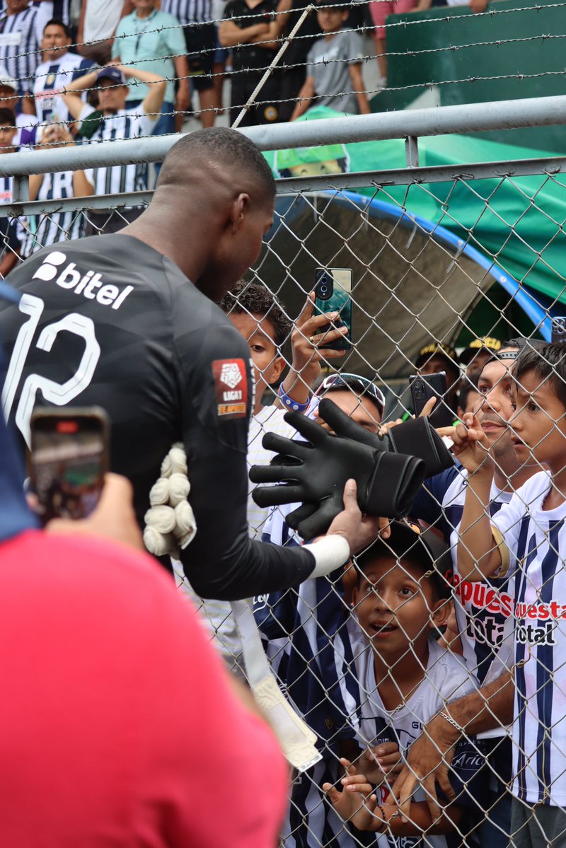En el debut en primera división con Alianza Lima. Ángel de la Cruz regaló sus guantes a un niño hincha de la blanquiazul.

📸: @97Diandello 

@ovacionweb