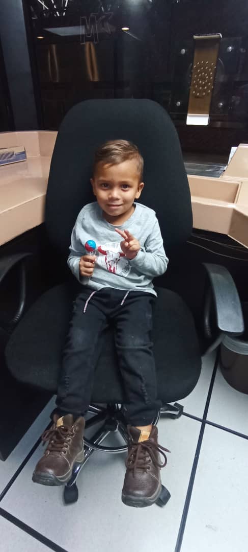 Este niño está perdido fue encontrado en el parque al frente de la casa cultural cumbre, dice que tiene 3 años y que se llama Kleiber. Lo dejaron en la taquilla del metro de caricuao. Si saben de alguien o lo conocen.... SERVICIO PUBLICO. POR FAVOR AYUDEN A DIFUNDIR GRACIAS .