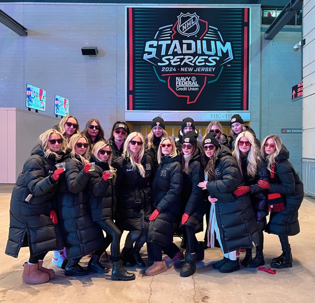 In our Mob Wives era 😎 #StadiumSeries