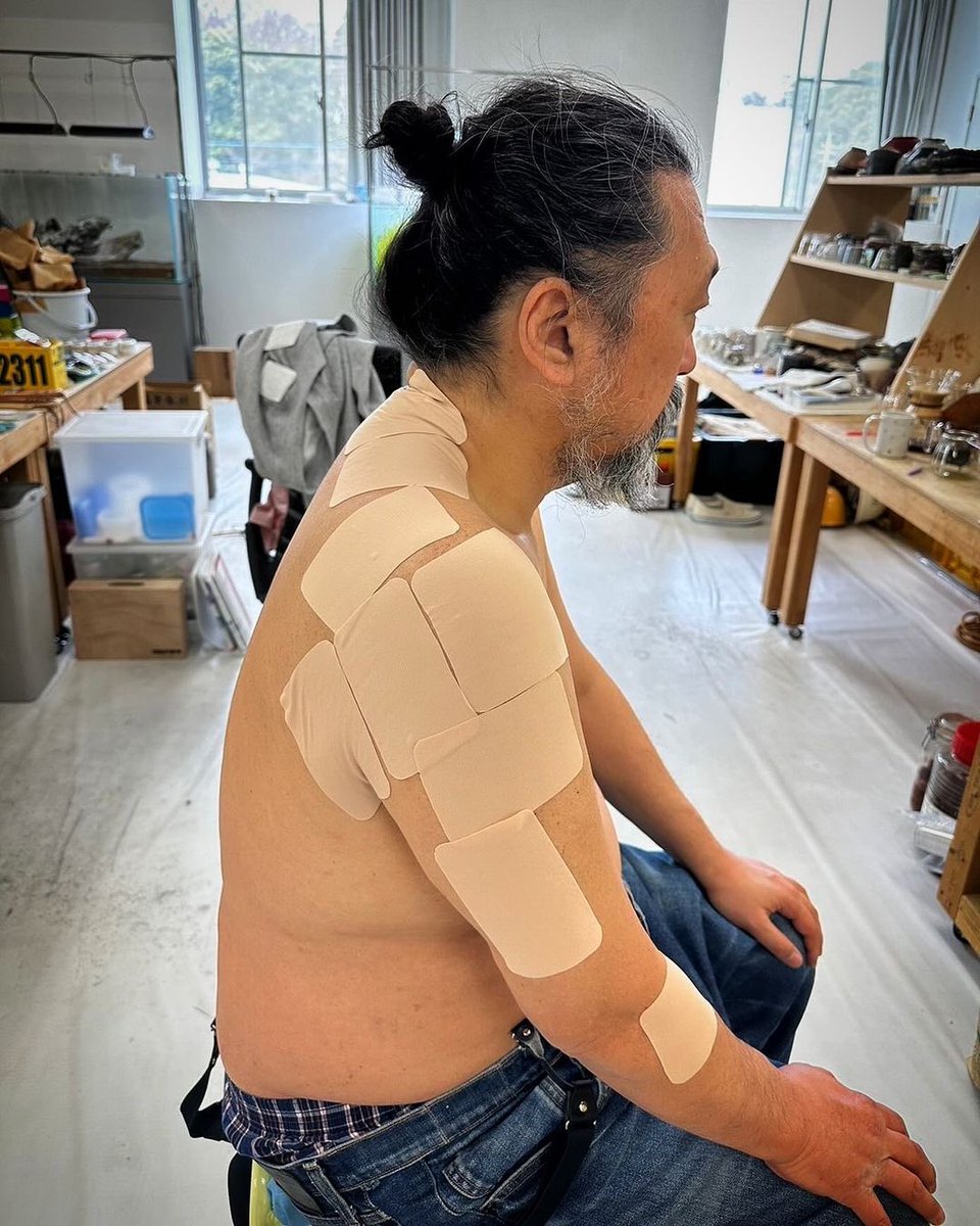 takashipom's tweet photo. 62歳で、肩関節周囲炎症で苦しんでます。
17時間のフライトで、もう死にそうに痛い！
いろんな部位が痛くなってきたので、アシスタントに湿布薬貼ってもらいました。
強力なロキソニンの入った「フェイタス2.0」と言う湿布薬です。春がきたら治るのだろうか？ https://t.co/qJVueY2Mt0