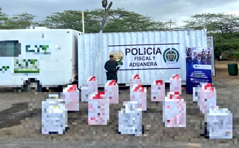 GuajiraPolicia's tweet image. #Maicao | Mediante la ofensiva contra el contrabando, nuestra @PoliciaAduanera logró la incautación de 13.000 cajetillas de cigarrillos, los cuales iban transportados de manera ilegal en un vehículo #TodosContraElContrabando #159