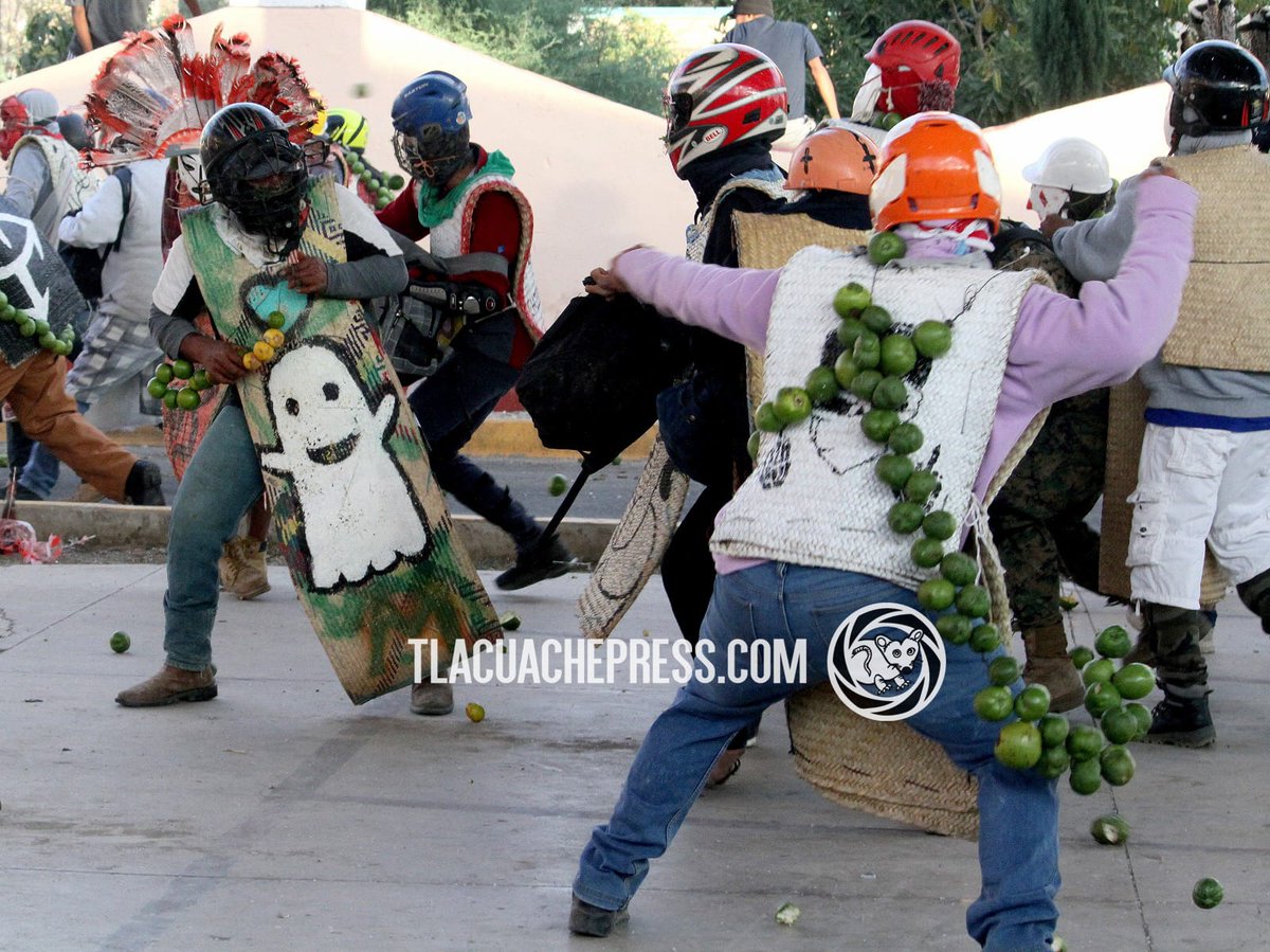 FOTOS: Los Pilolos de Huilulco se enfrentan durante el martes de carnaval, utilizando zapotes, jícamas, naranjas, limas y limones como proyectiles. <a href="/merinojoel/">joel merino</a>

Visita nuestro sitio y conoce más al respecto. 👇

proyecto217puebla.wordpress.com/2024/02/14/bat…