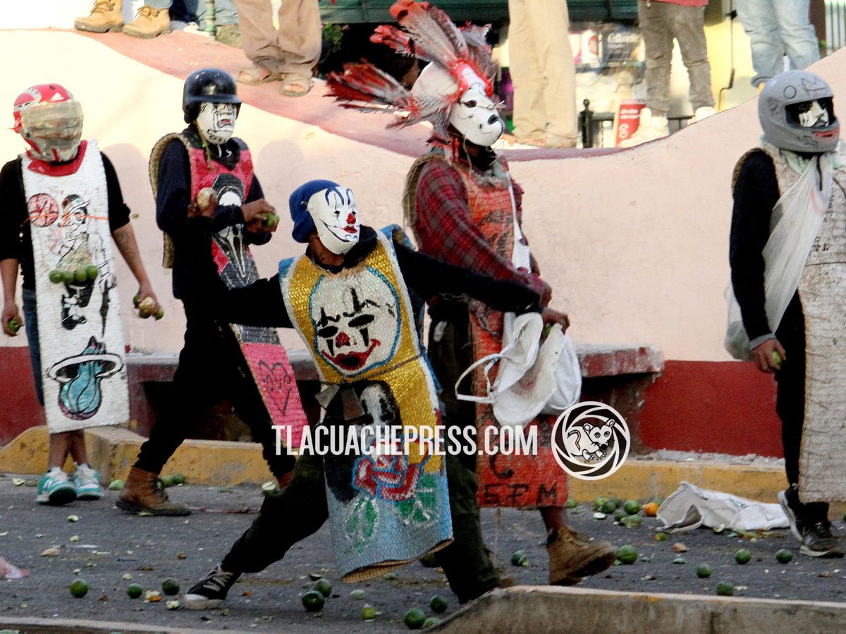 FOTOS: Los Pilolos de Huilulco se enfrentan durante el martes de carnaval, utilizando zapotes, jícamas, naranjas, limas y limones como proyectiles. <a href="/merinojoel/">joel merino</a>

Visita nuestro sitio y conoce más al respecto. 👇

proyecto217puebla.wordpress.com/2024/02/14/bat…