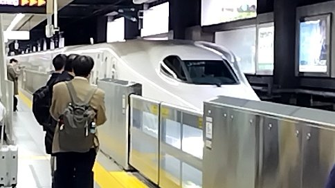 おはようございます。
本日から名古屋出張！朝イチに会議があったのでSwork席予約したのですが、お酒飲み始めた人が！
まだ朝の9時過ぎですけど…
見習わないと（笑）
