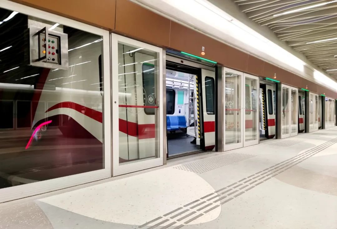 🎊The first locally made train for the Istanbul Airport Metro project rolled off the line in the plant of #CRRC Zhuzhou Electric Locomotive Co., Ltd. in Turkey 🇹🇷. This is the first time that a Chinese overseas company manufactures an autonomous metro train with a speed level of
