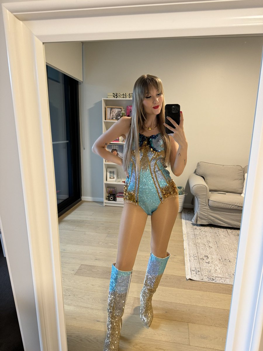 _leximx's tweet image. FRIDAY! I’m going to be sitting Section A8, Row F if you want to trade bracelets 🥹💗✨
#SydneyTSTheErasTour #TSTheErasTour