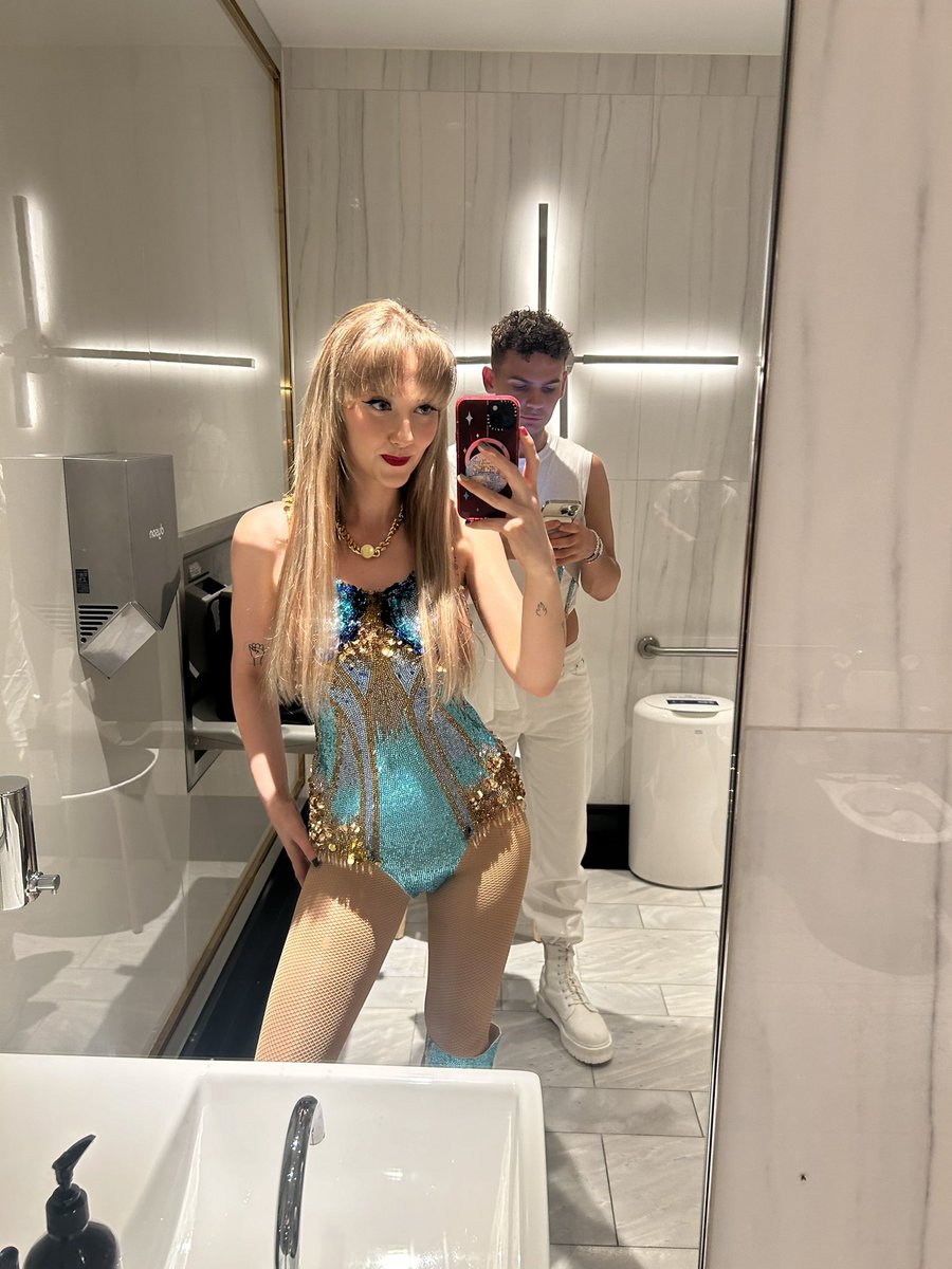 _leximx's tweet image. FRIDAY! I’m going to be sitting Section A8, Row F if you want to trade bracelets 🥹💗✨
#SydneyTSTheErasTour #TSTheErasTour