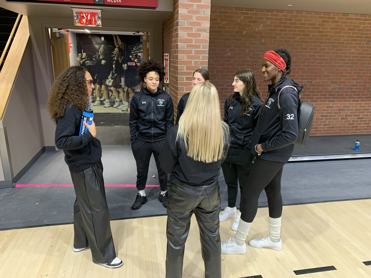 Big Thanks to HC Moore @CoachMoore33 & asst coach Sanders @CoachAliSanders for inviting our team to the @HarvardWBB vs Columbia game today @austinprepad @nepsgbca #TeamAP💚🖤🤍