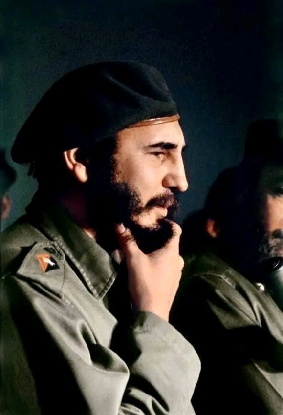 Mientras exista el  imperialismo, la Guardia    revolucionaria no se  descuidará jamás. La historia enseña con   demasiada elocuencia que   los que olvidan éste     principio no sobreviven al  error
#EnDefensaDeLaPatria 
#FidelPorSiempre 
#ConLaGuardiaEnAlto
#EstaEsLaRevolución