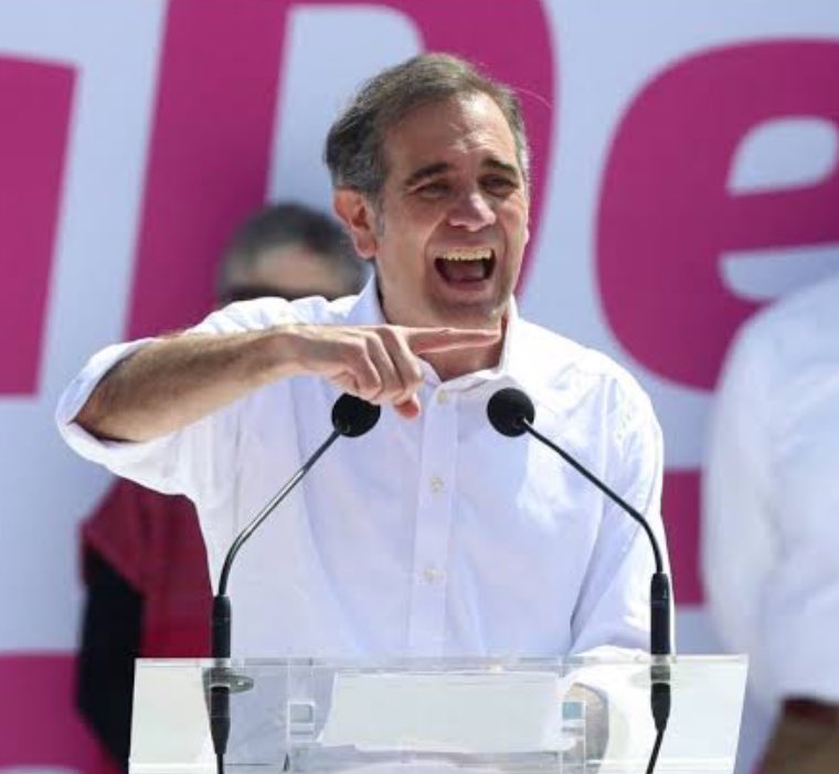 El único que realmente podría competir y vencer a <a href="/Claudiashein/">Claudia Sheinbaum Pardo</a> es <a href="/lorenzocordovav/">Lorenzo Córdova V.</a>

<a href="/XochitlGalvez/">Xóchitl Gálvez Ruiz</a> es encantadora pero le falta mucho para ganarle a la maquinaria electoral construida por  <a href="/PartidoMorenaMx/">Morena</a>