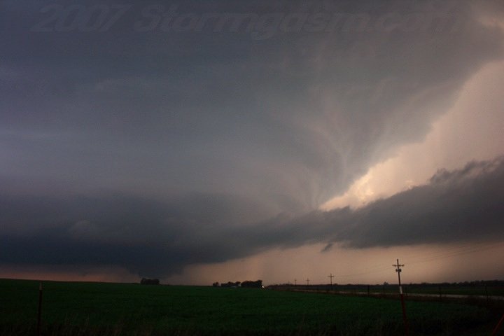 SimonStormRider's tweet photo. #weatherpicofday
Sculpted tornadic supercell updraft over the community of Protection, Kansas during a significant Plains outbreak on 23 April 2007. This storm had just entered 'tornado machine mode'. w/ Mark McGowan 
#StructureSunday #kswx https://t.co/vmHg1FwPKh