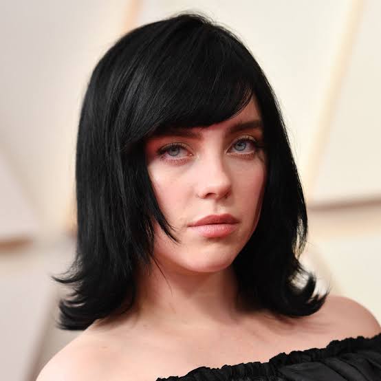 billie com o cabelo longo>>>>>>>>>>>>>>>>>>>>>>cabelo curto