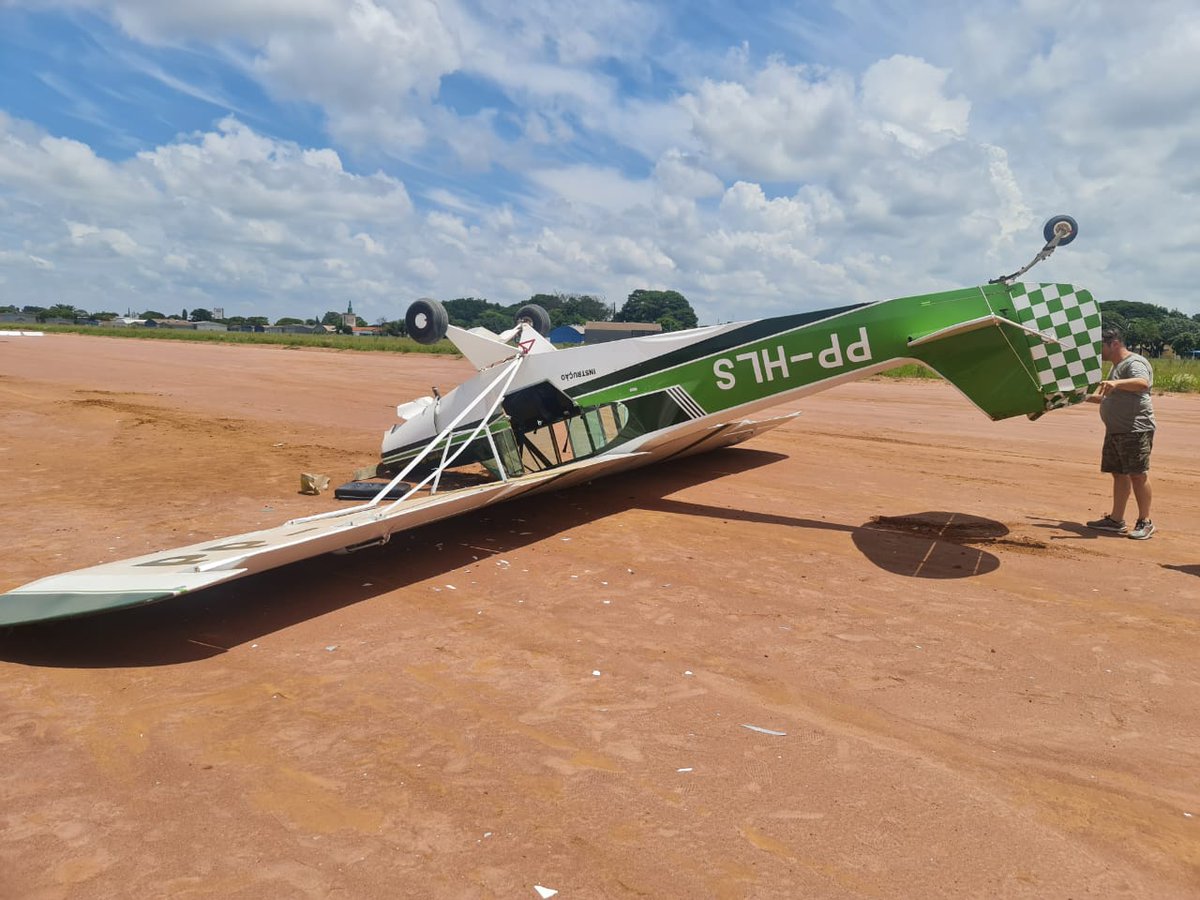 ModoCharlie's tweet photo. Interesantes fotos de este accidente en el Aeroclube de Río Claro. El Neiva P-56 Paulistinha tras capotar en vuelo de instrucción. Capotar en portugués es 'pilonear", nose over en inglés. #avionetacapotó  #capotó #capotar https://t.co/LdXrwqWkUQ
