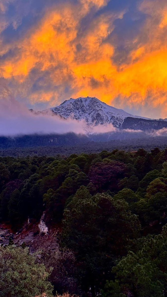 Un atardecer desde Huamantla, de fondo el #Matlacueyetl cubierto de nieve. 

Fotografía: Isaac R. Palafox