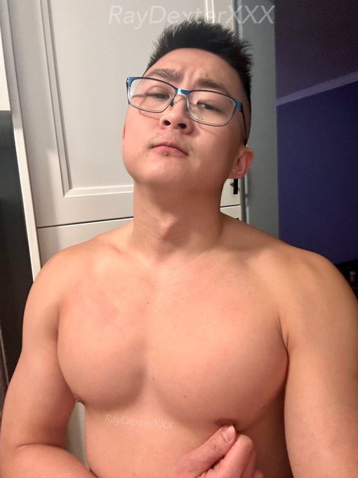 pecs are sore from chest day. anyone wanna massage them ? 🤜🏼🥥🫨🥥🤛🏼 https://t.co/CV5ezzcvyx