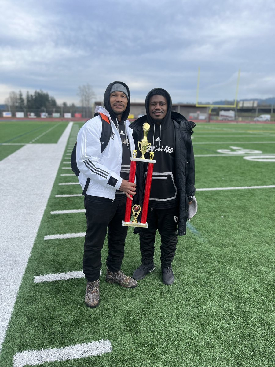 teamlillard7on7's tweet photo. Another trophy added to the collection! Congrats to Team Lillard Platinum on winning the @eforcefootball tournament!
@BrandonHuffman @flyguyhuey5 @LionellSinglet1 #YKWTII #25TooLive https://t.co/A12UgxSuD2