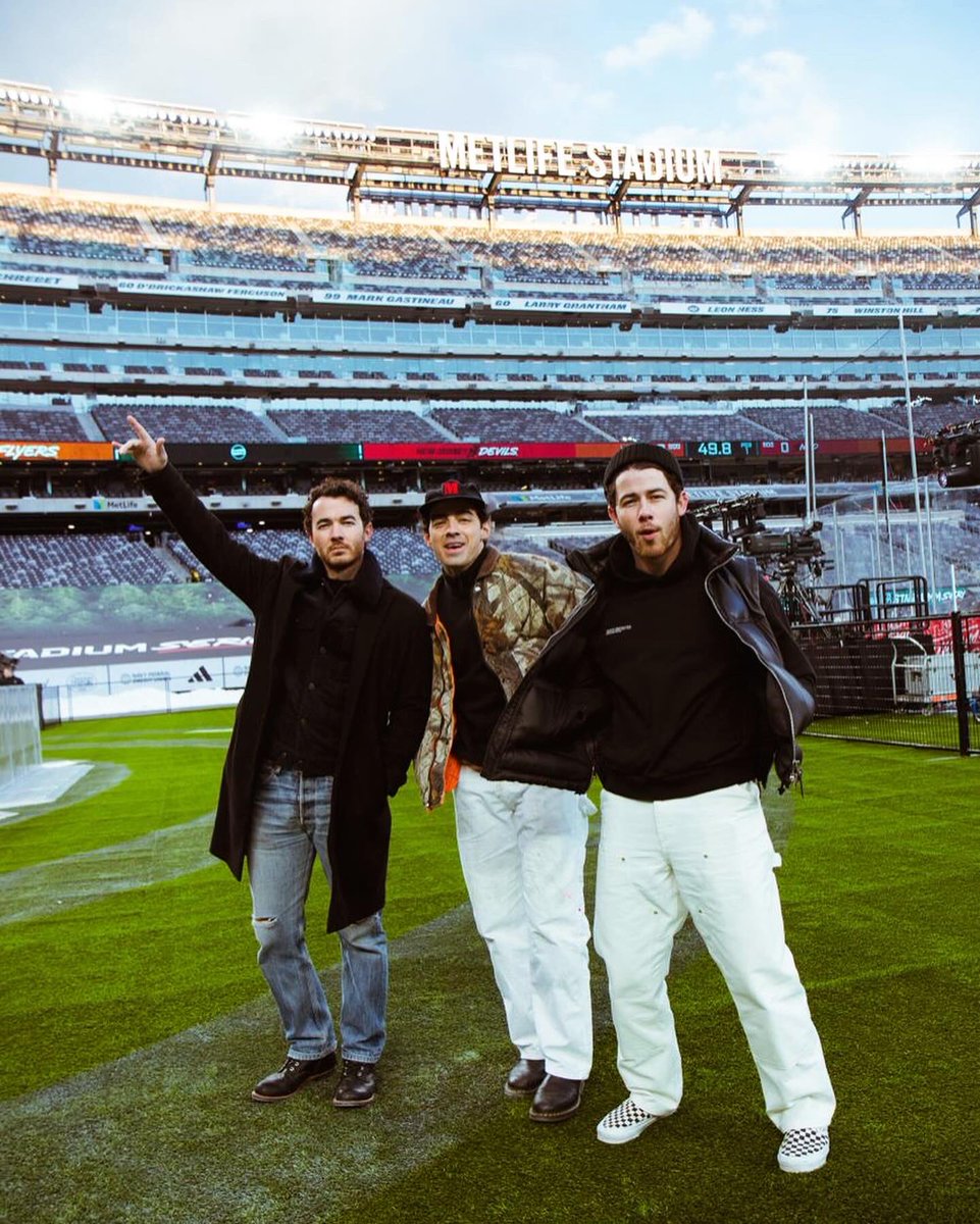 A dream come true playing @MetLifeStadium last night with my brothers. Forever grateful. Special shoutout to @perfectmoment_ for bringing the heat when I needed it the most 😂