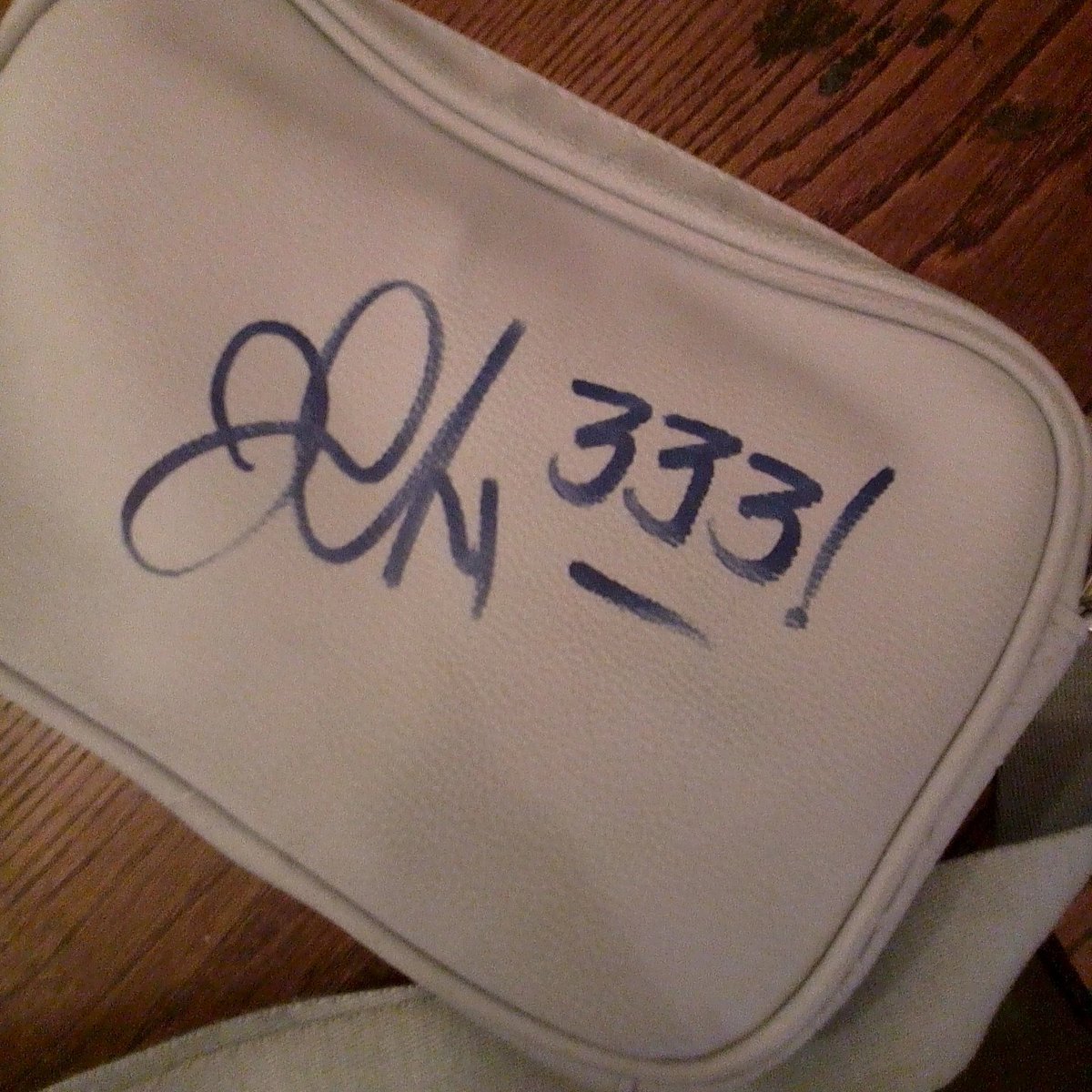 ElizabethSeffy's tweet photo. Thank you so much @mrjasonaalon from @fever333 for getting a picture with us and for signing my bag on Wednesday night in Manchester. You guys was amazing!! Can't wait to see you again ❤️ https://t.co/KKVf6jc15e