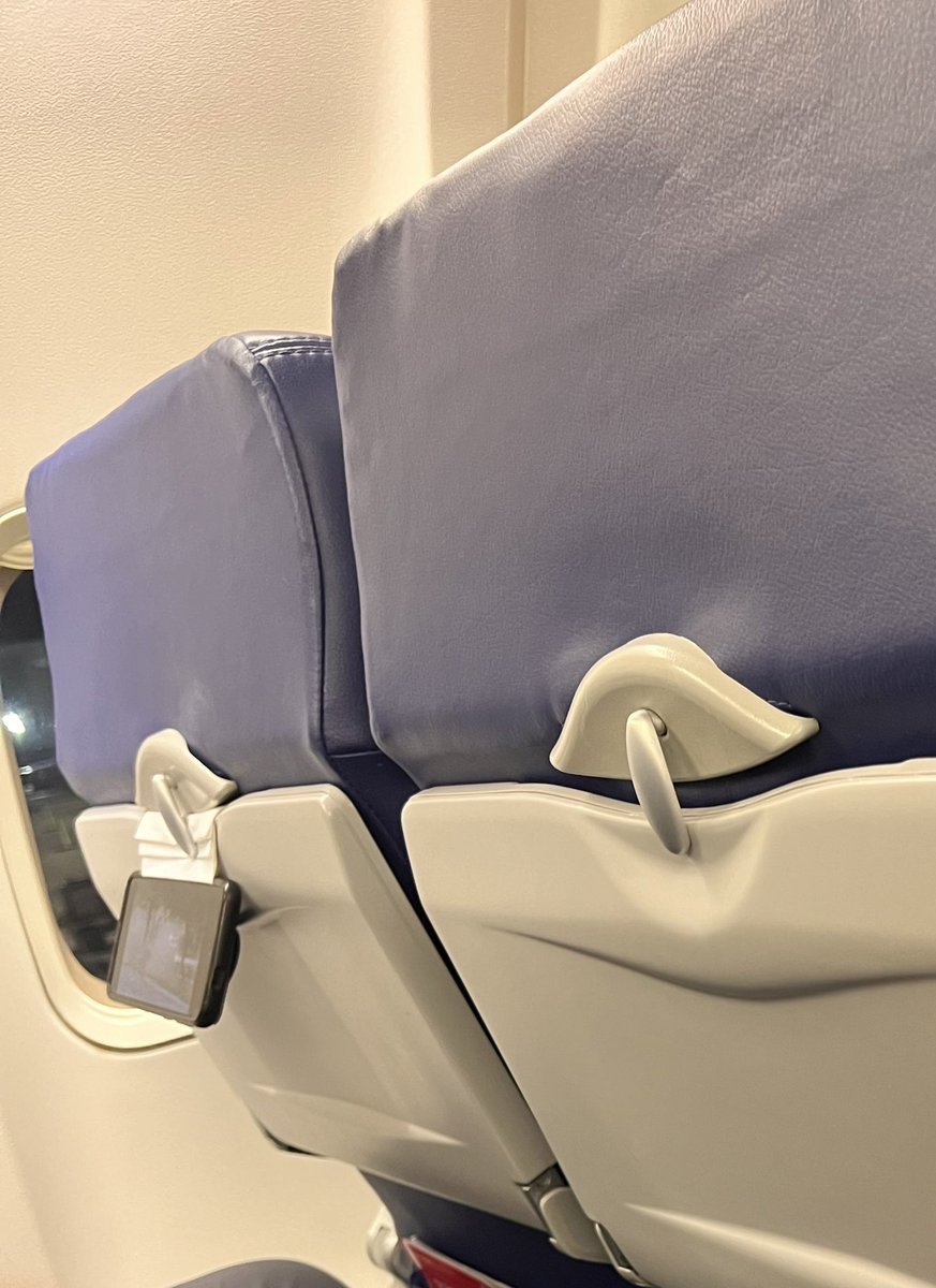 and now ive got an isle seat with no one in the middle seat (southwest flight) and check this insane display of ingenuity by the gentleman at the window (58-63 yr old male). Yes that is a napkin he is using (excuse the angle - had to sneak the pic). Vibes 📈📈📈