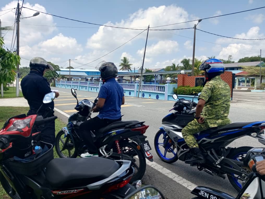 RelaKluang's tweet photo. RONDAAN KOMUNITI RELA BERSAMA PDRM

Tarikh : 18 Februari 2024
Tempat : Sekitar Bandar Kluang

@KDNPUTRAJAYA @relamalaysia @yahyakgc @RELA_Johor @abdaziz_sidi

#SetiaBerbakti https://t.co/htad1bi0zw