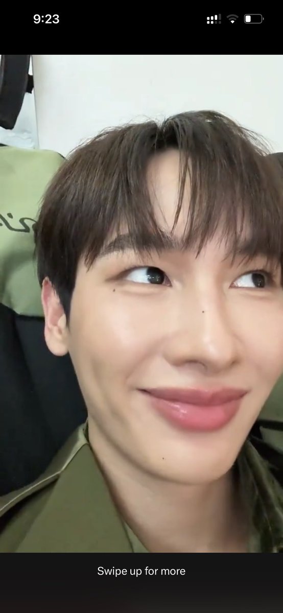 ngong_z's tweet photo. wbk offgun were together that day but i just wanted to point it out again that gun filmed this tiktok when off was there listening. it's like a "WDYM YOU HAVE NO BOYFRIEND? I AM RIGHT HERE"🧍🏻‍♂️kind of moment
#CookingCrushSeriesFinalEP https://t.co/1EMutK1A59