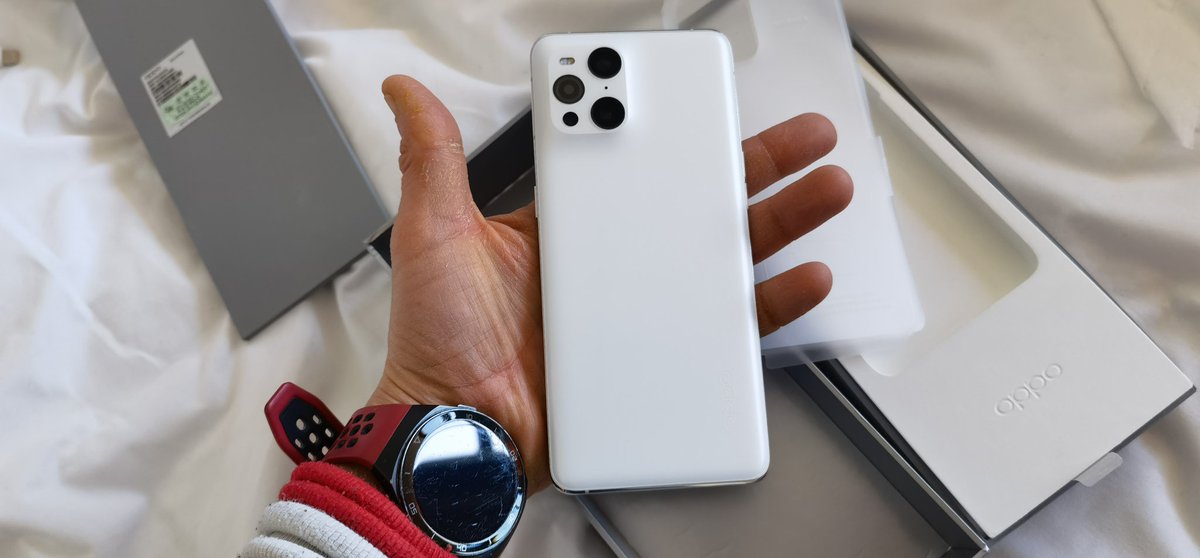 fabrizio_degni's tweet photo. Here you can see some shots of my #OPPOFindX3 Special Edition, available only in #China with its unique white finishing 😊

#oppo #technews #tech https://t.co/BMvWkTqvAo