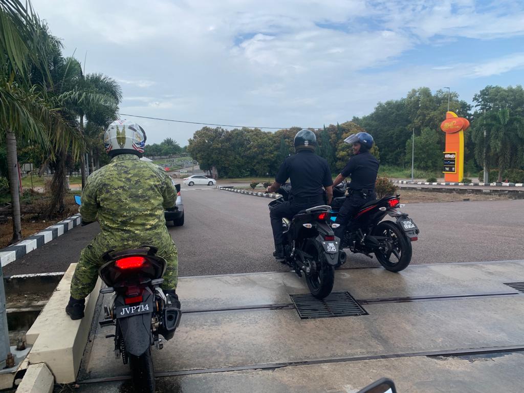 RelaKluang's tweet photo. RONDAAN KOMUNITI RELA BERSAMA PDRM

Tarikh : 18 Februari 2024
Tempat : Sekitar Sri Lalang

@KDNPUTRAJAYA @relamalaysia @yahyakgc @RELA_Johor @abdaziz_sidi

#SetiaBerbakti https://t.co/aJMFmiJIVo