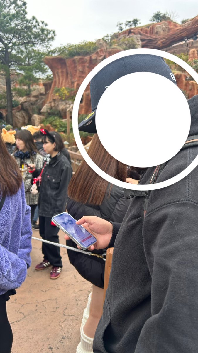 kgm__153's tweet photo. 彼氏とディズニー来たのに ヤフオクに夢中で構ってくれません、フルチタンマフラーに勝つ方法ってありますか？ https://t.co/sA8IoSqetQ