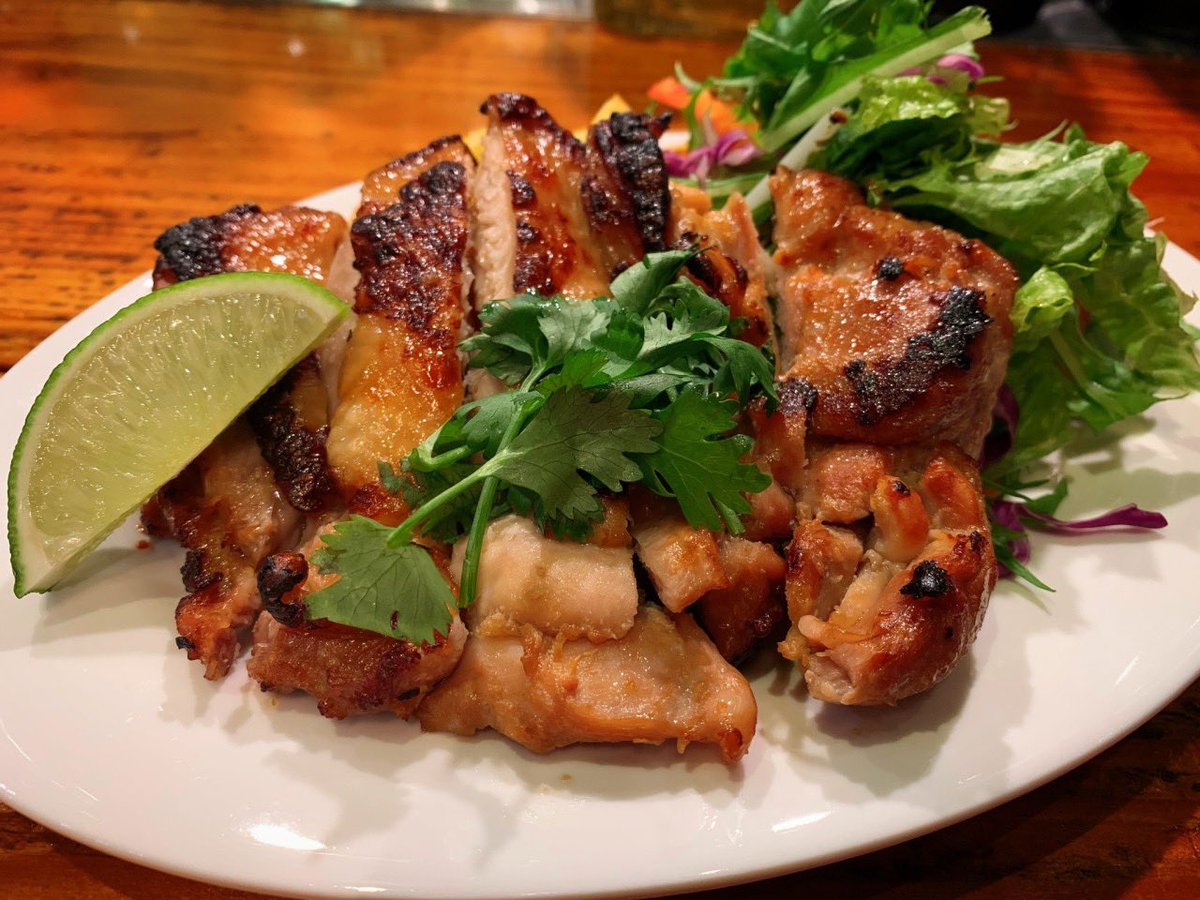 bobs_ribs's tweet photo. 本日の日替わりランチは
「タイ風グリルチキンプレート」¥1,300 (税込)です。
タイの屋台料理「ガイヤーン」をオマージュしたプレートです♪パクチーとナンプラーの香りが口に広がり、やみつきになること間違いなし！
お好みでライムを絞ってお召し上がりください。
サラダ、ライス、ポテト、スープ付 https://t.co/lx7kknyXXu