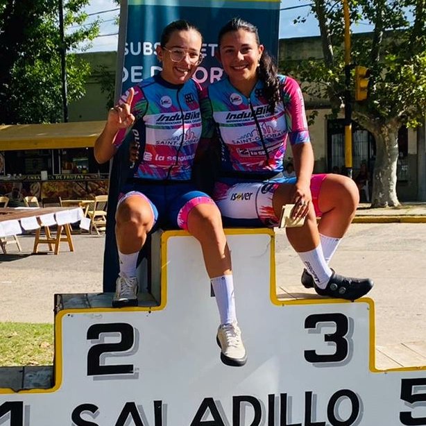 🙌 La sana costumbre de los domingos en familia a puro podio: está vez fue el turno de Maya Tocha llegando a lo más alto del podio en #Saladillo con <a href="/eliitocha/">elisssss</a> acompañandola en el 3° peldaño. Siempre protagonistas, siempre #LadiesPower. 🥇🥉