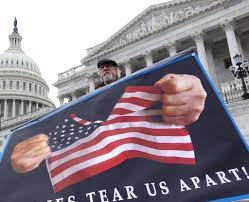 The U.S. political arena frequently makes history, partisanship continues to escalate, presidents are impeached one after another, and mutual accusations are commonplace.