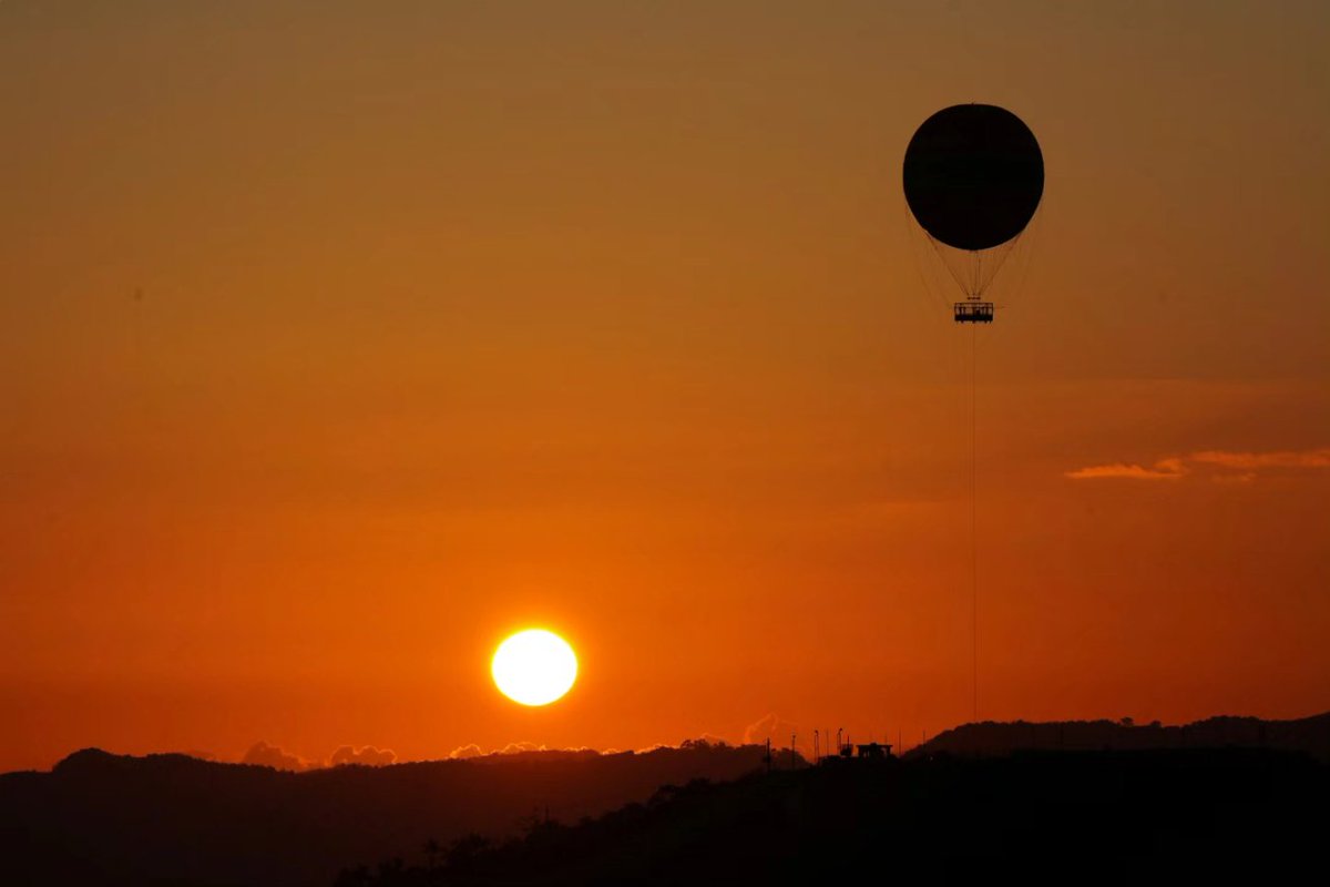 veronicadomcar's tweet photo. Una buena noche, para apreciar un hermoso amanecer. Javier Cruz capturó nuestro propio "Sol Naciente" junto al Globo Aerostático de Jayuya.
#jayuya #losdelaisla #jibaros #jayuyaestademoda #globoaerostático #puertorico @adamonzon @MeetingsInPR @GoVisitPR @VoyTuristeando https://t.co/TGrIyXJDVu