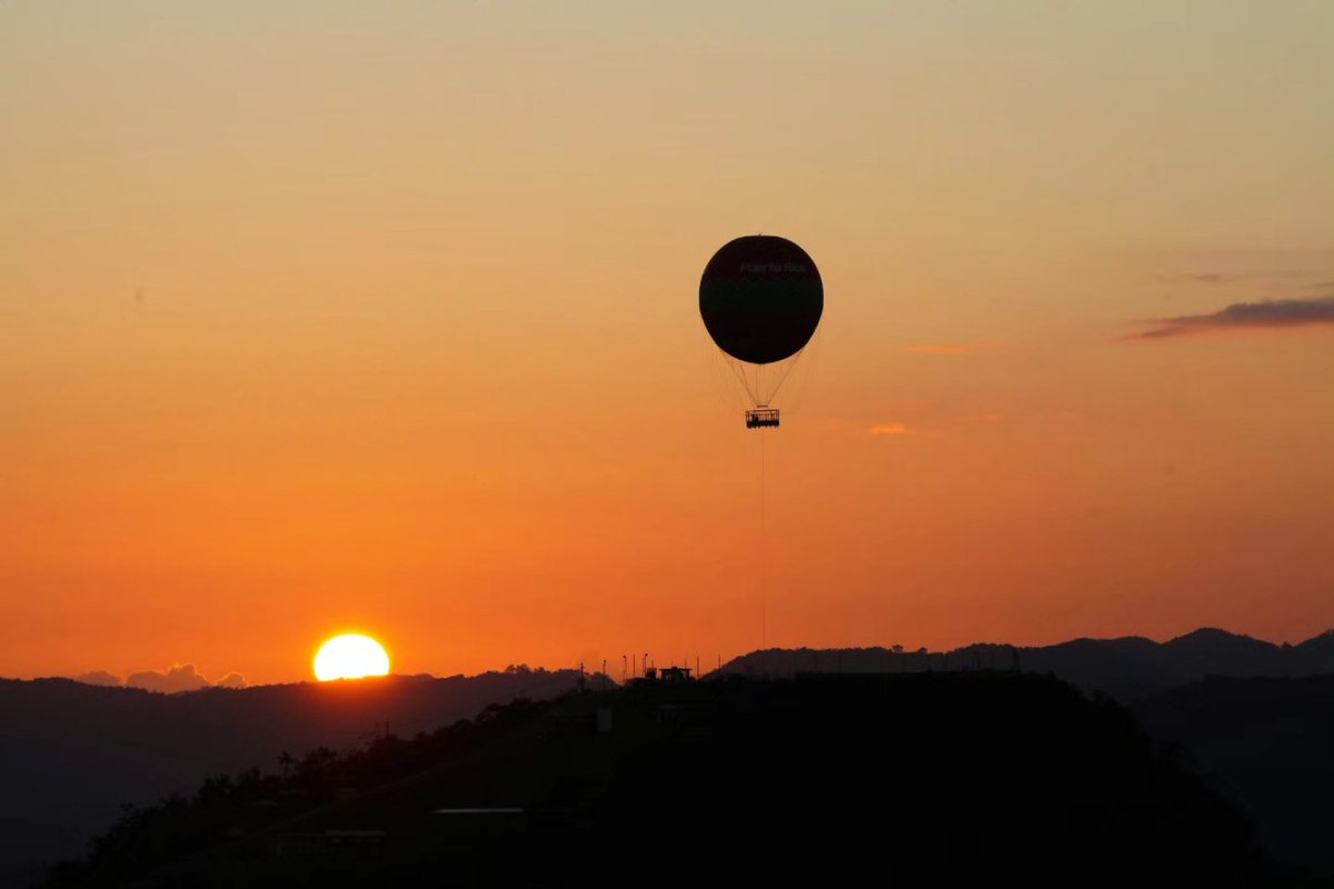 veronicadomcar's tweet photo. Una buena noche, para apreciar un hermoso amanecer. Javier Cruz capturó nuestro propio "Sol Naciente" junto al Globo Aerostático de Jayuya.
#jayuya #losdelaisla #jibaros #jayuyaestademoda #globoaerostático #puertorico @adamonzon @MeetingsInPR @GoVisitPR @VoyTuristeando https://t.co/TGrIyXJDVu